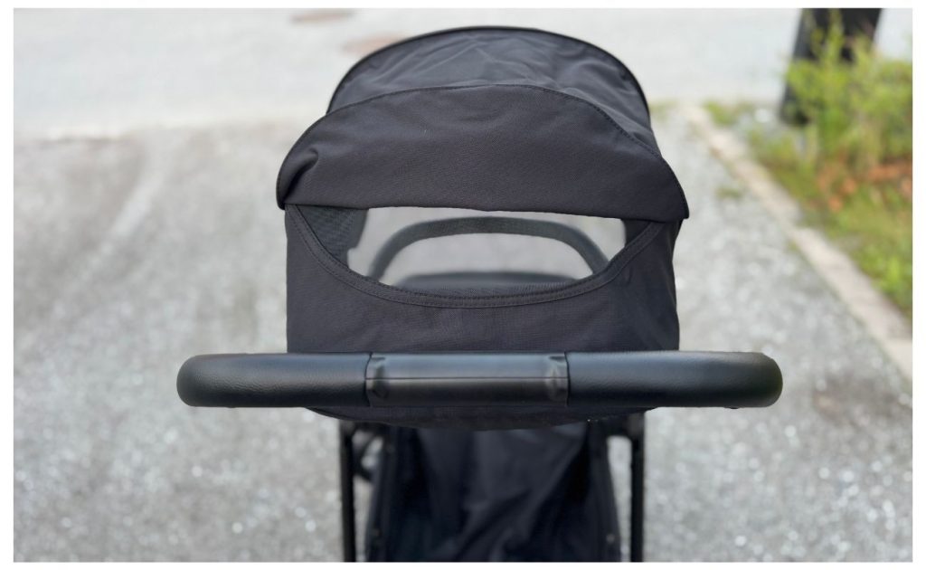 Øverst på kalesjen finnes en liten åpning som gir bedre ventilasjon i vognen og som også
gjør at du kan holde et øye med barnet.