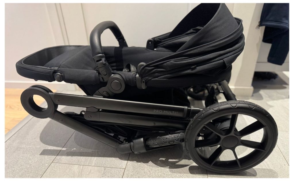 Å slå sammen Pro Multi 2 er enkelt, og selv med sittedelen montert tar den liten plass når den er sammenfoldet.