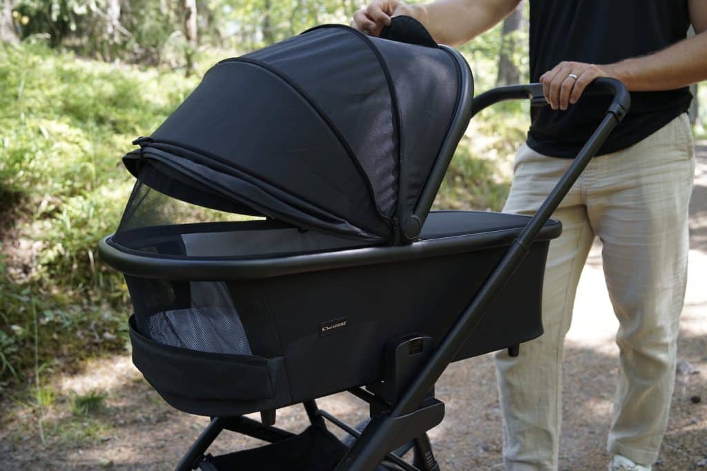 De doble ventilasjonspanelene gir en behagelig luftstrøm på virkelig varme trilleturer, samtidig som den store kalesjen gir verdifull skygge.