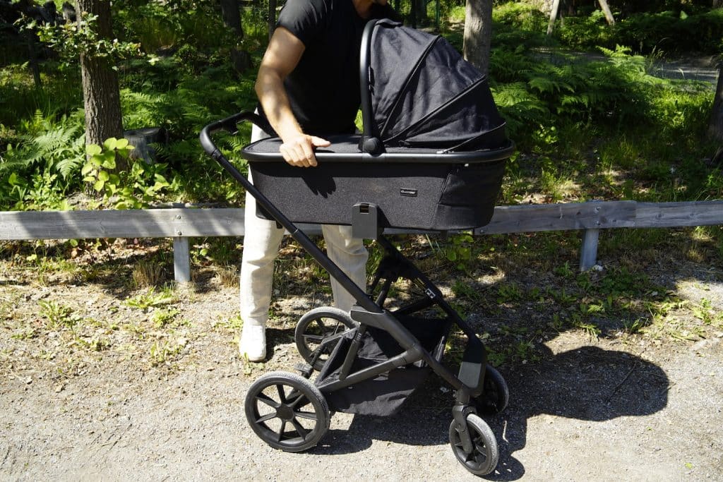 Liggedelen klikkes enkelt fast på chassiset.