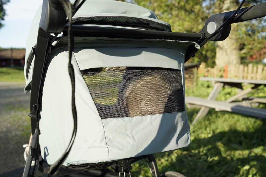 Det finnes også en ventilasjonsluke som gir en behagelig bris når barnet hviler.