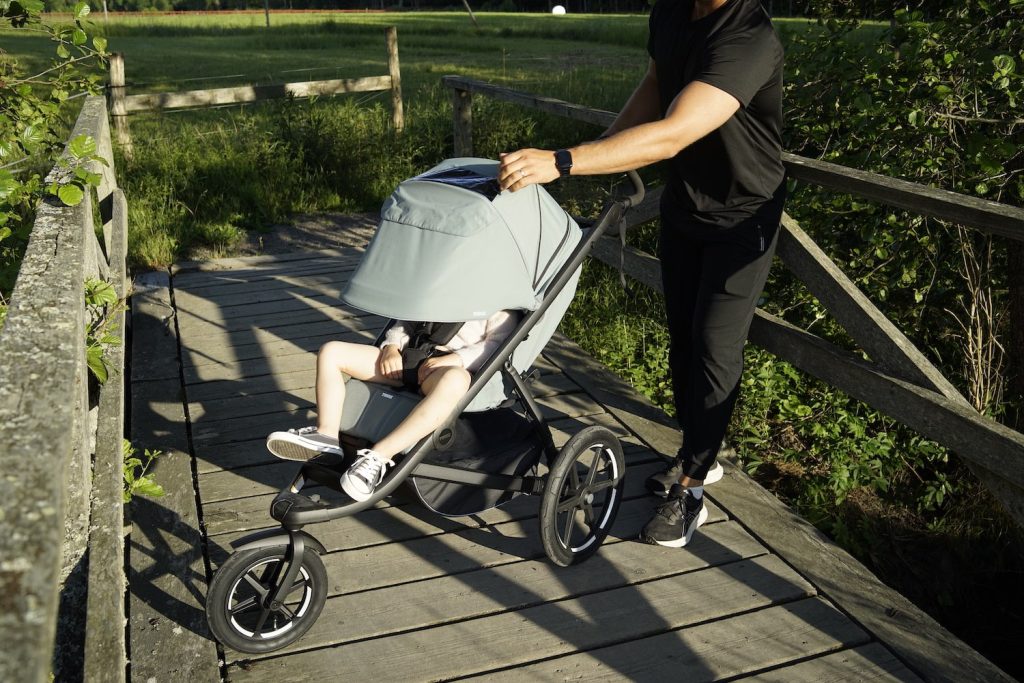 Det er godt med plass i sittedelen og fotstøtten gir ekstra komfort. Det eneste som mangler er en bøyle.
